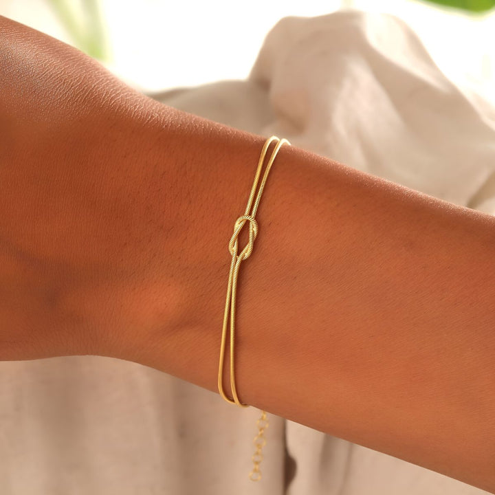 Coravanté™ Personalized Knot Bracelet with Elegant Touch