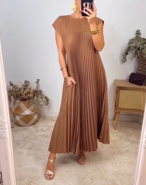 Elara™ Elegant Dress with Flowing Cut and Soft Drop in Modern Style